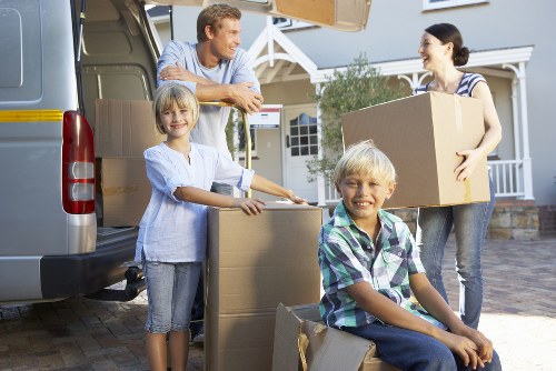 Low-carbon removal van loading furniture for an eco-conscious move